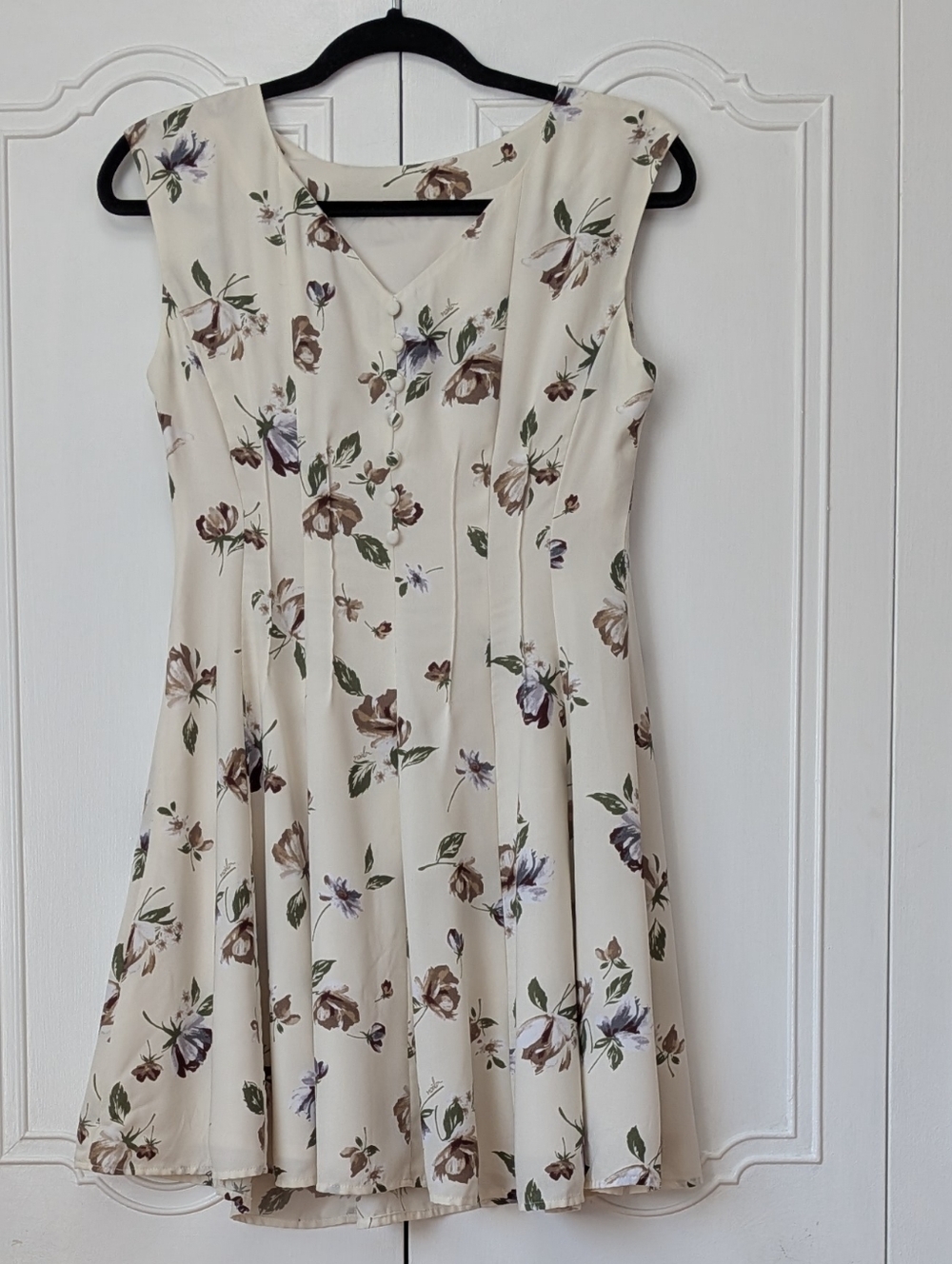 Cream Floral Midi Dress with V-Neck and Fitted Bodice